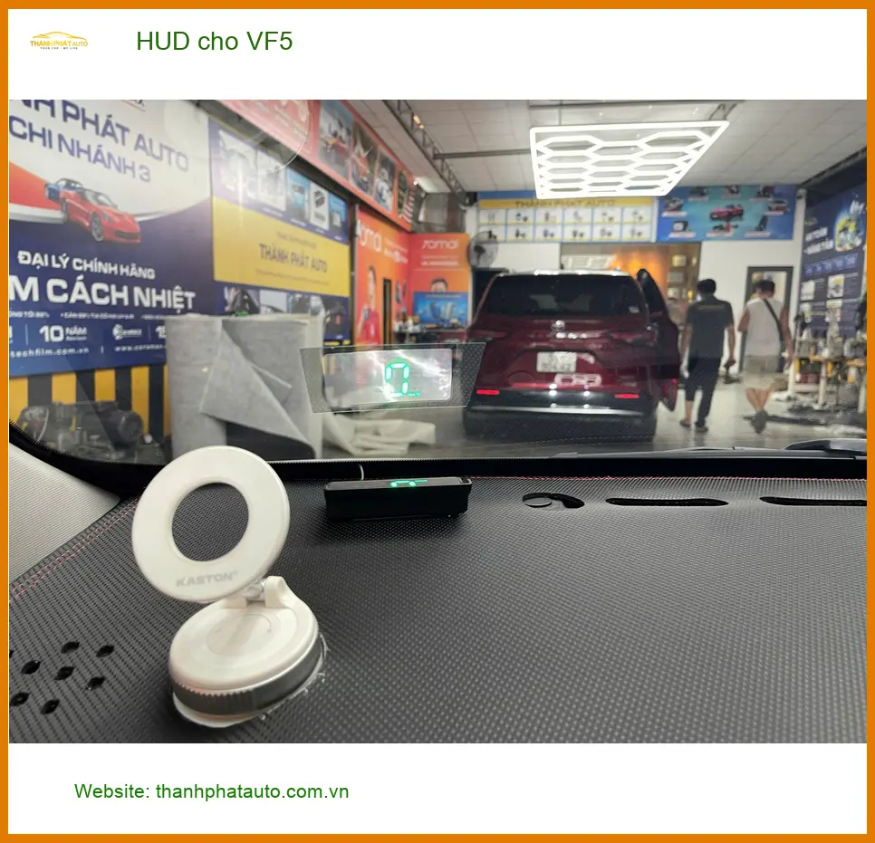 Anh Tùng lắp HUD cho VinFast VF5 tại Quận 2 để lái xe an toàn hơn trong đô thị đông đúc