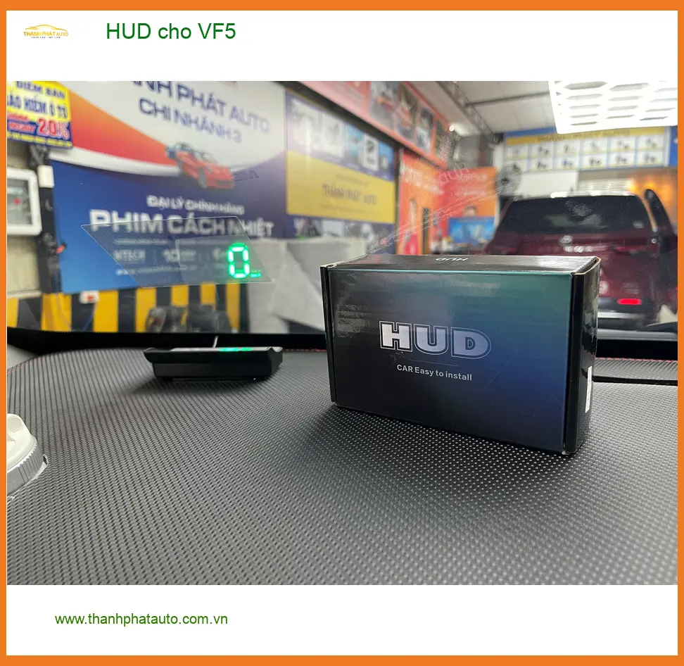 Anh Tùng lắp HUD cho VinFast VF5 tại Quận 2 để lái xe an toàn hơn trong đô thị đông đúc ảnh thực tế 2