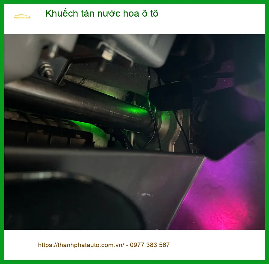 Anh Thanh lắp khuếch tán nước hoa ô tô Kia K3 tại Quận 12 để xe thơm tho