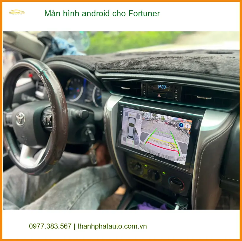 Anh Phong nâng cấp màn hình Android cho Fortuner tại Quận 7 vì màn zin quá cũ