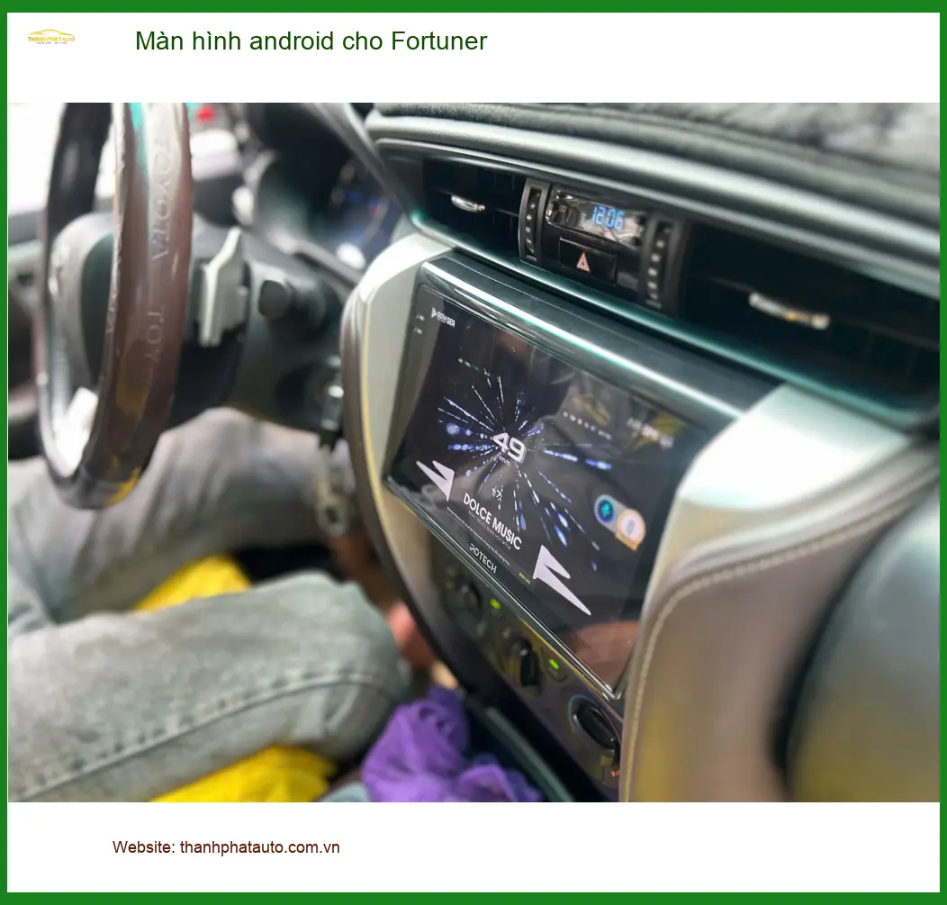 Anh Phong nâng cấp màn hình Android cho Fortuner tại Quận 7 vì màn zin quá cũ ảnh thực tế 3
