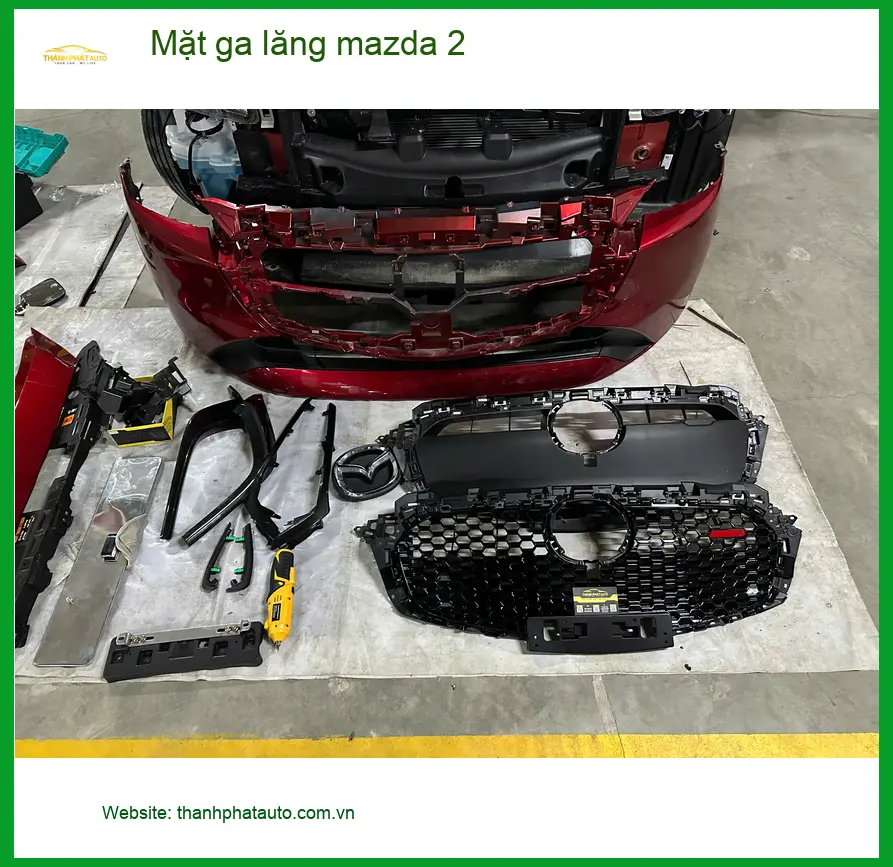 Anh Quang lắp mặt ga lăng Mazda 2 tại Quận 9 để xe trông thể thao hơn