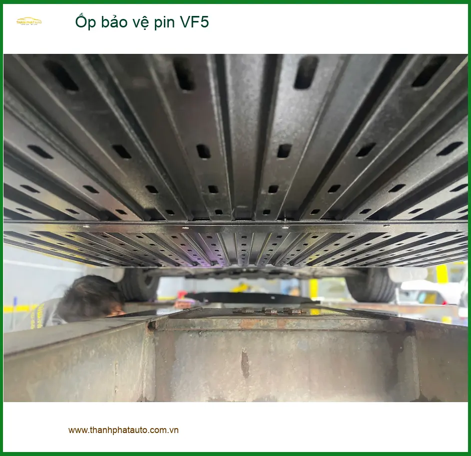Anh Minh lắp Ốp bảo vệ pin VinFast VF5 tại Cần Giờ phòng tránh hư hỏng