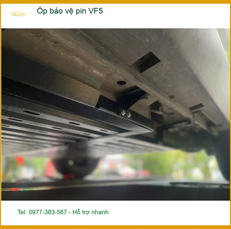 Chị Thanh Vy lắp Ốp bảo vệ pin cho VinFast VF5 ở Quận 9 để pin được bảo vệ an toàn