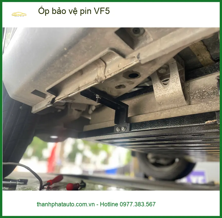Chị Thanh Vy lắp Ốp bảo vệ pin cho VinFast VF5 ở Quận 9 để pin được bảo vệ an toàn ảnh thực tế 2