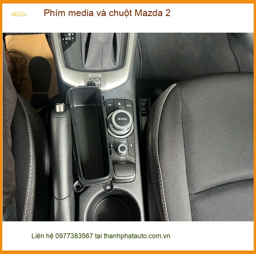 Anh Dũng lắp phím media và chuột Mazda 2 tại Hóc Môn để thao tác giải trí tiện lợi hơn