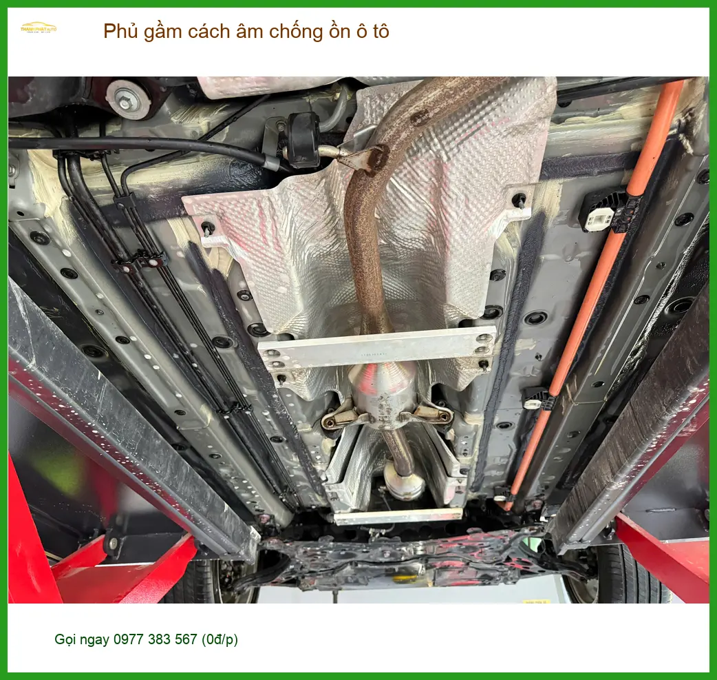 Chú Minh phủ gầm cách âm chống ồn Suzuki XL7 tại Hóc Môn để xe êm ái hơn