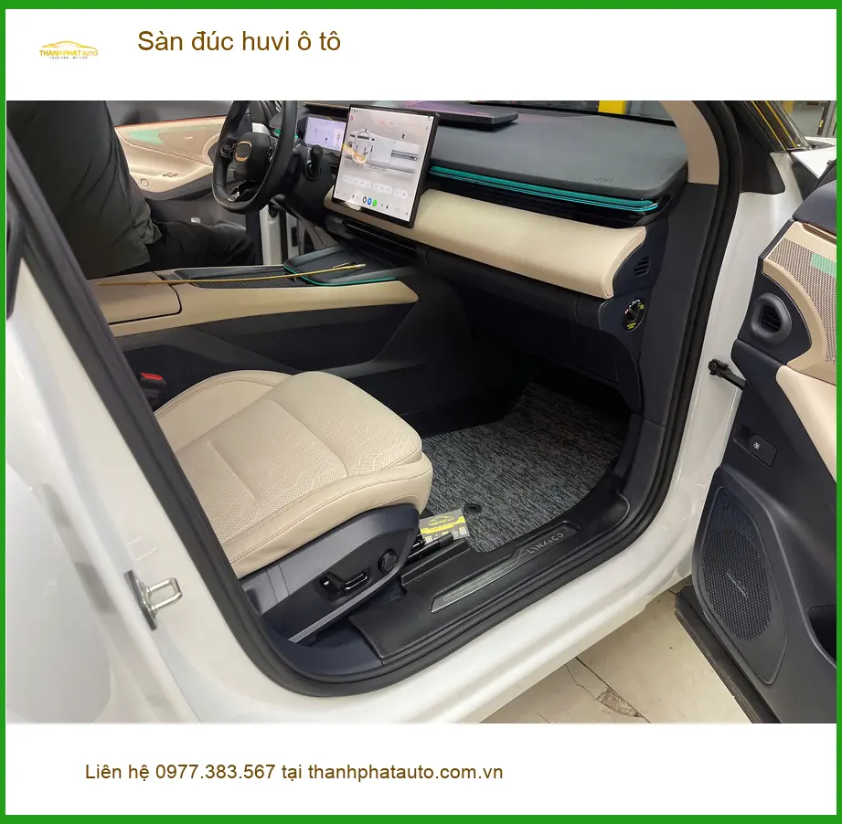 Anh Khánh lắp sàn đúc huvi ô tô cho Hyundai Accent tại Hóc Môn để nội thất luôn sạch sẽ