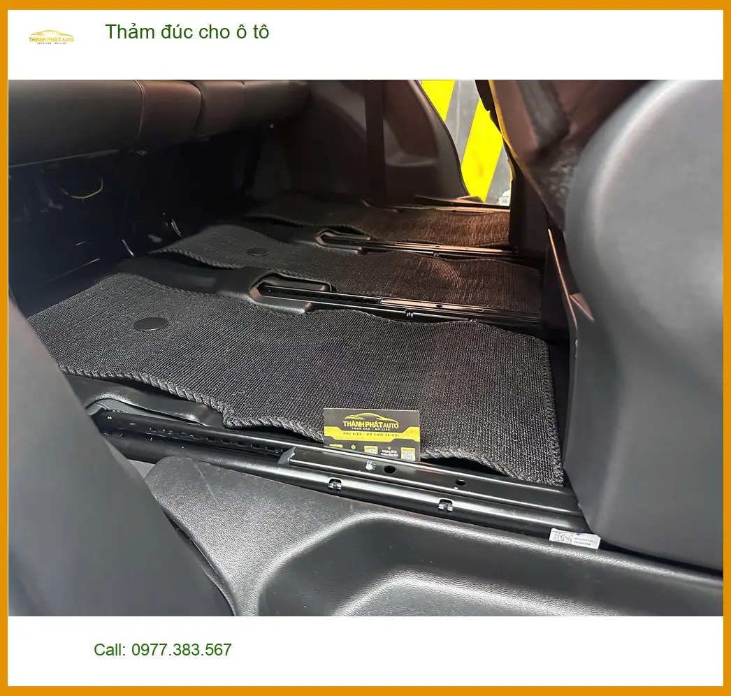 Chị Thảo lắp thảm đúc cho Hyundai Accent tại Quận 9 để nội thất luôn sạch đẹp