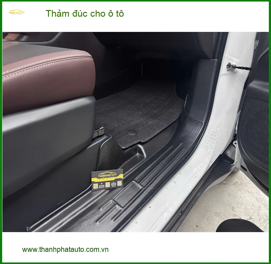 Chị Lan Anh lắp thảm đúc cho ô tô Suzuki Swift tại Quận 2 để giữ xe luôn sạch