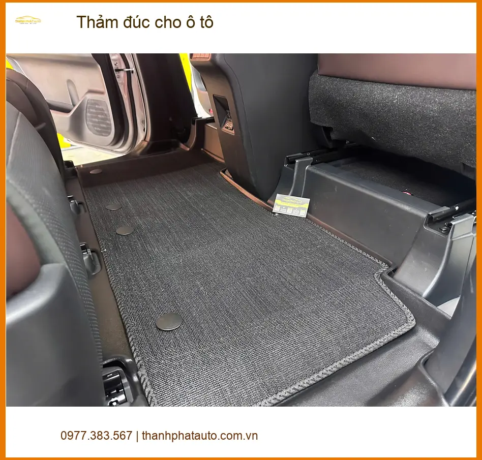 Chị Lan Anh lắp thảm đúc cho ô tô Suzuki Swift tại Quận 2 để giữ xe luôn sạch ảnh thực tế 3