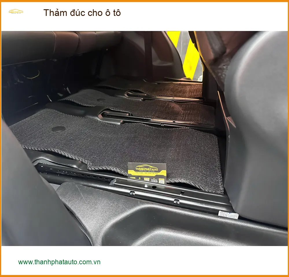 Chị Lan Anh lắp thảm đúc cho ô tô Suzuki Swift tại Quận 2 để giữ xe luôn sạch ảnh thực tế 5