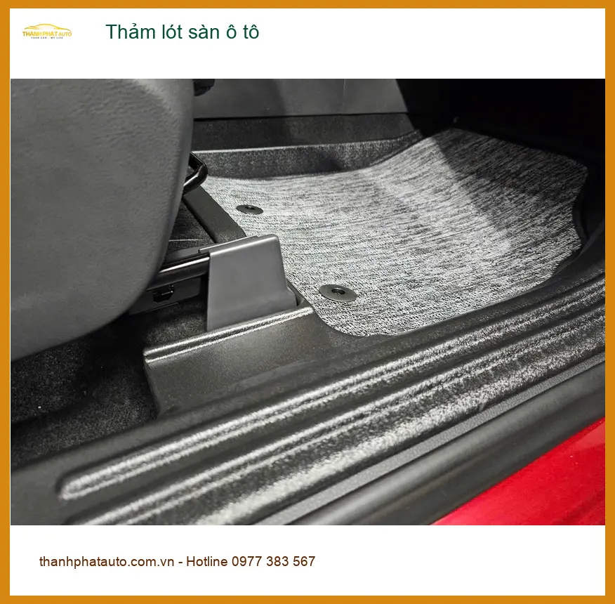 Cô Diệu thay thảm lót sàn ô tô Hyundai Santa Fe tại Quận Phú Nhuận vì thảm cũ khó vệ sinh