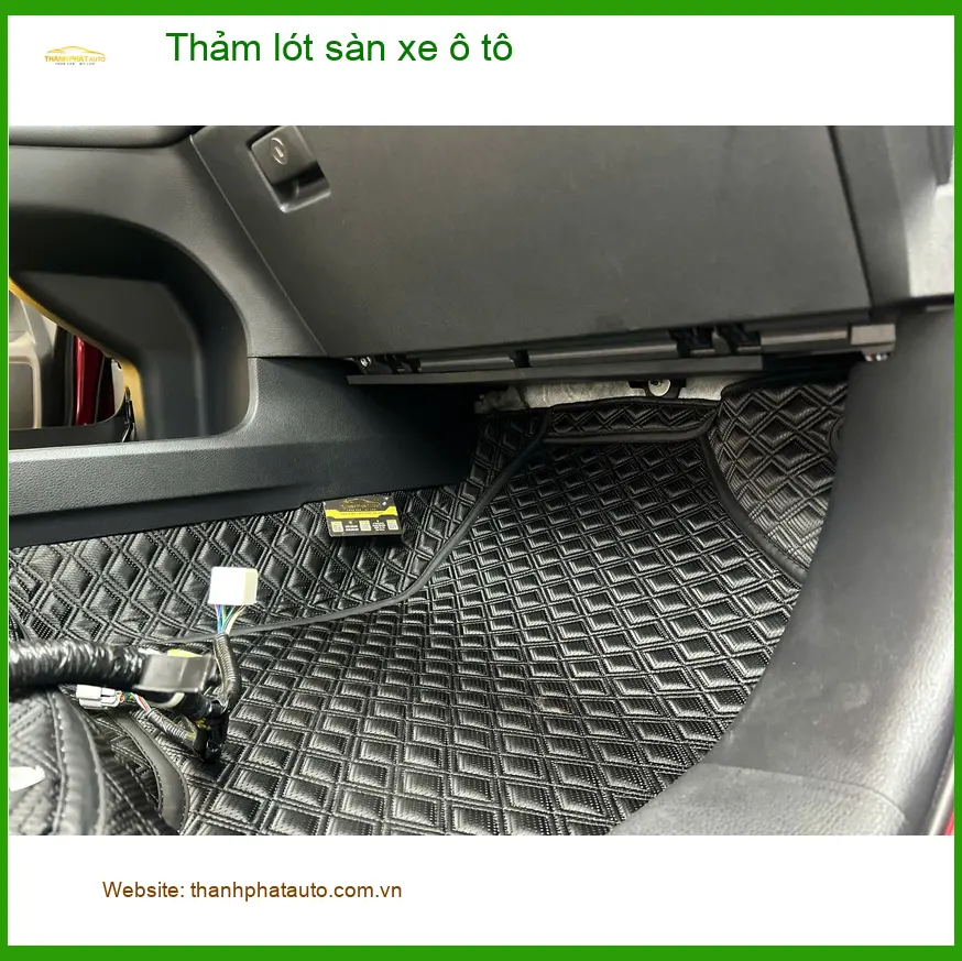 Chị Thảo lắp thảm lót sàn xe ô tô cho Toyota Camry tại Cần Giờ vì thảm cũ khó vệ sinh