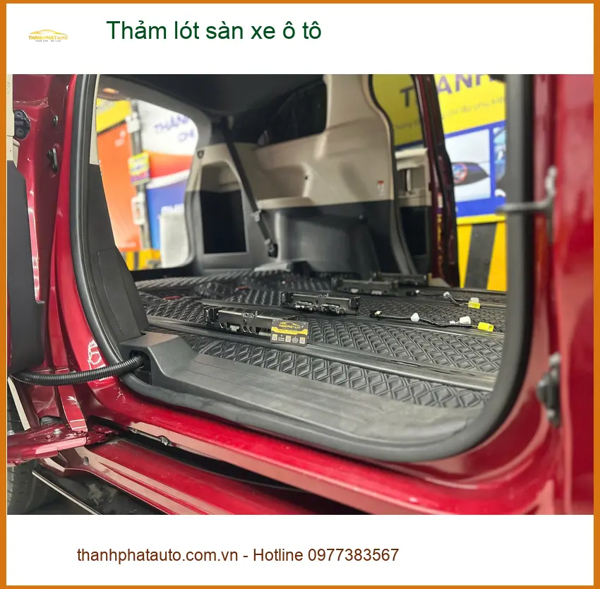 Chị Thảo lắp thảm lót sàn xe ô tô cho Toyota Camry tại Cần Giờ vì thảm cũ khó vệ sinh ảnh thực tế 2