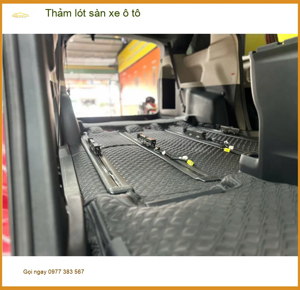 Chị Thảo lắp thảm lót sàn xe ô tô cho Toyota Camry tại Cần Giờ vì thảm cũ khó vệ sinh ảnh thực tế 3