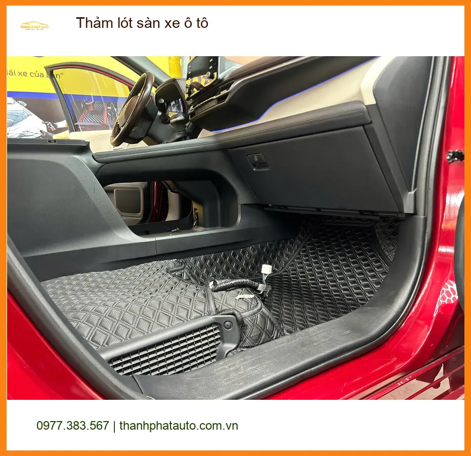 Chị Thảo lắp thảm lót sàn xe ô tô cho Toyota Camry tại Cần Giờ vì thảm cũ khó vệ sinh ảnh thực tế 4