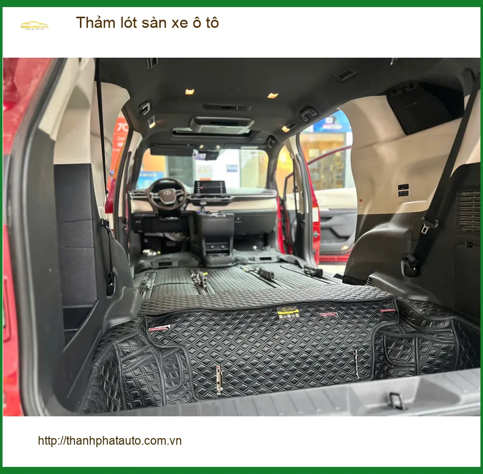 Chị Thảo lắp thảm lót sàn xe ô tô cho Toyota Camry tại Cần Giờ vì thảm cũ khó vệ sinh ảnh thực tế 5
