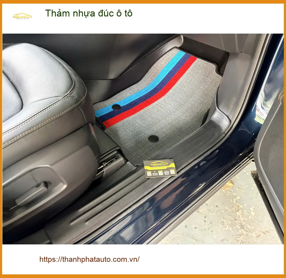 Anh Trường lắp thảm nhựa đúc ô tô cho Hyundai Santa Fe tại Quận 6
