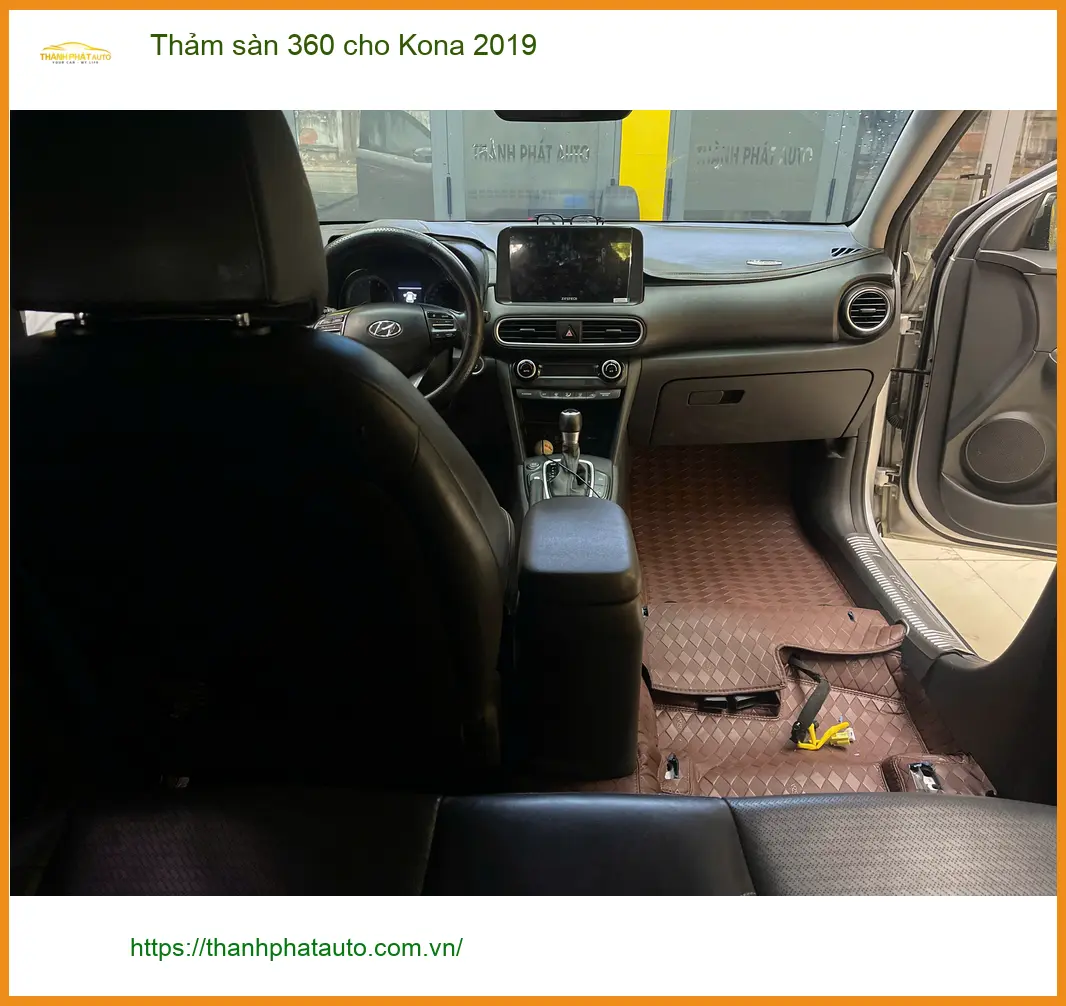 Cô Hằng lắp thảm sàn 360 cho Kona 2019 tại Quận Gò Vấp giữ vệ sinh tối ưu.