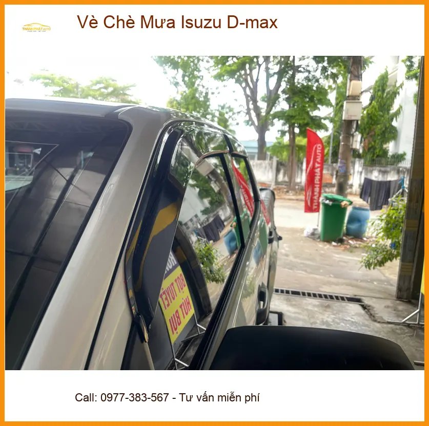Chú Quân lắp vè che mưa Isuzu D-max tại Quận Tân Bình để tránh nước tạt vào xe