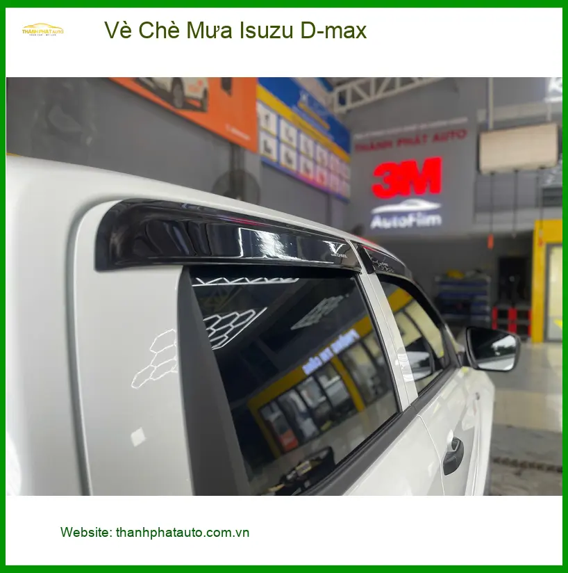 Anh Khánh lắp vè che mưa Isuzu D-max tại Quận 10 để tránh mưa tạt