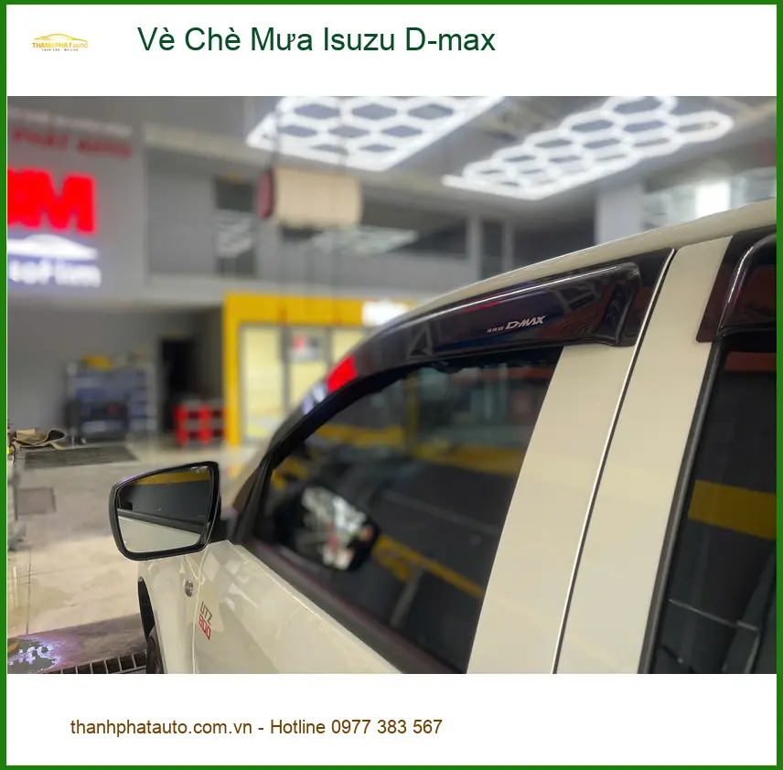 Anh Minh lắp Vè Che Mưa Isuzu D-max tại Quận 7 để tránh mưa hắt vào khi hé kính ảnh thực tế 2