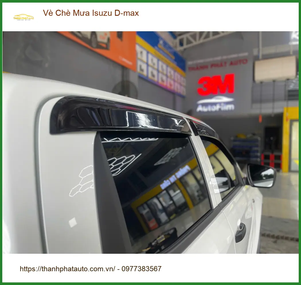 Anh Tùng lắp vè che mưa Isuzu D-max tại Quận 12 để tránh hắt nước khi mưa lớn ảnh thực tế 2