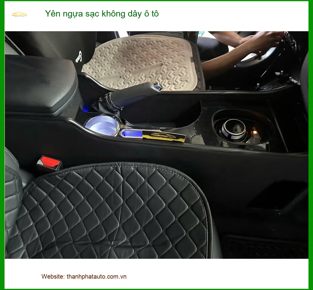 Anh Nam lắp yên ngựa sạc không dây Honda CRV tại Quận 12 cho xe tiện nghi