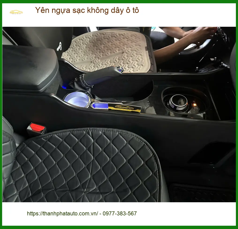 Chị Thanh lắp yên ngựa sạc không dây ô tô Hyundai Accent ở Gò Vấp