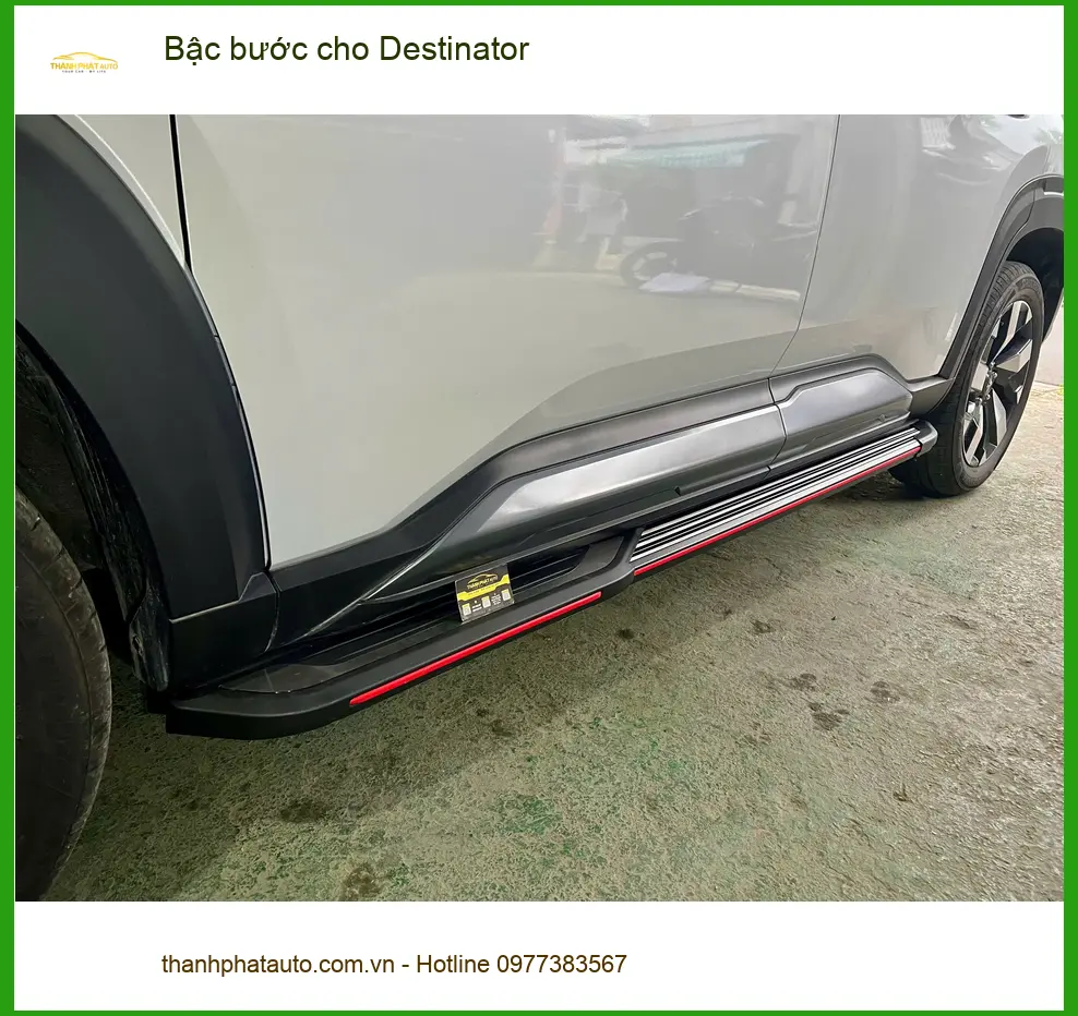 Chị Thảo lắp bậc bước cho Destinator tại Thủ Đức để tiện lên xuống xe