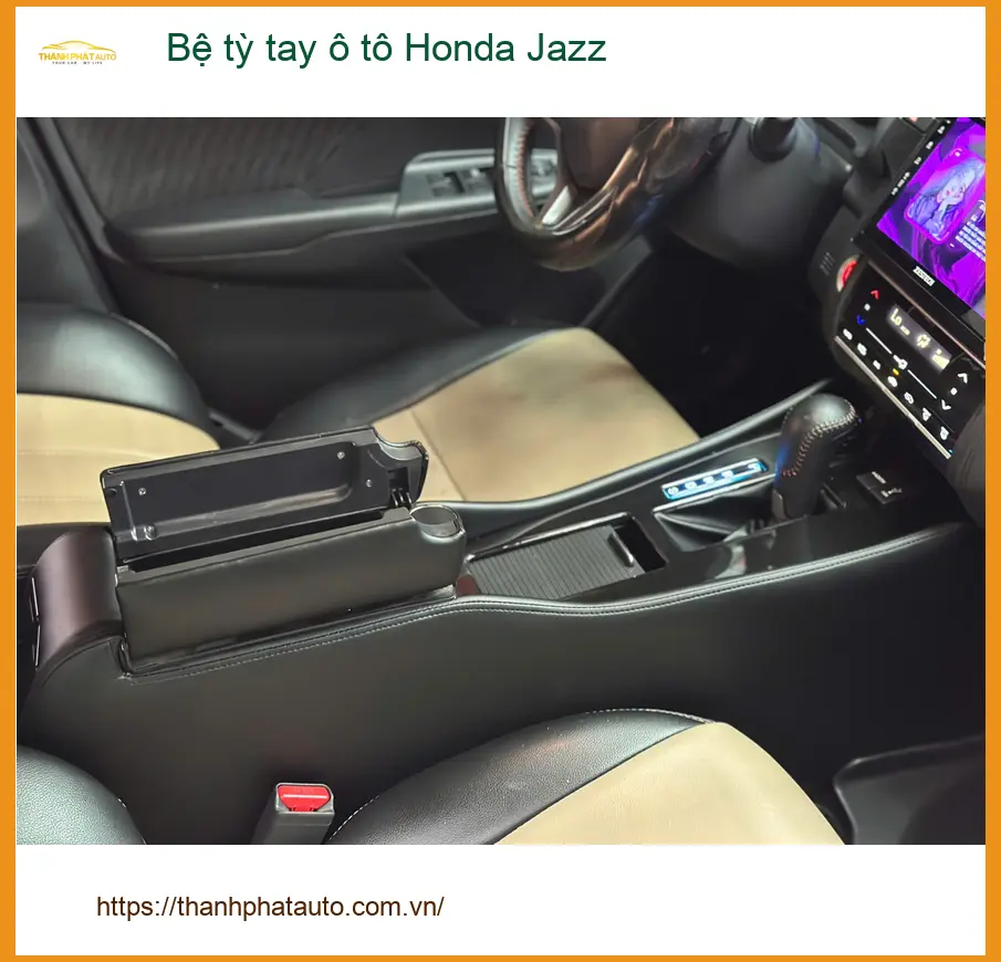 Chị Mai lắp bệ tỳ tay ô tô Honda Jazz tại Quận 12 để lái xe thoải mái hơn