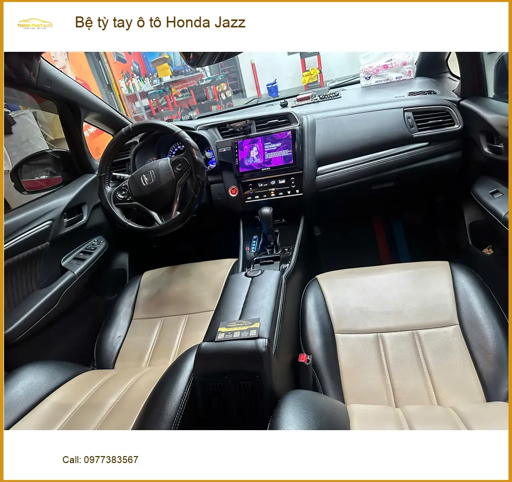 Chị Mai lắp bệ tỳ tay ô tô Honda Jazz tại Quận 12 để lái xe thoải mái hơn ảnh thực tế 2