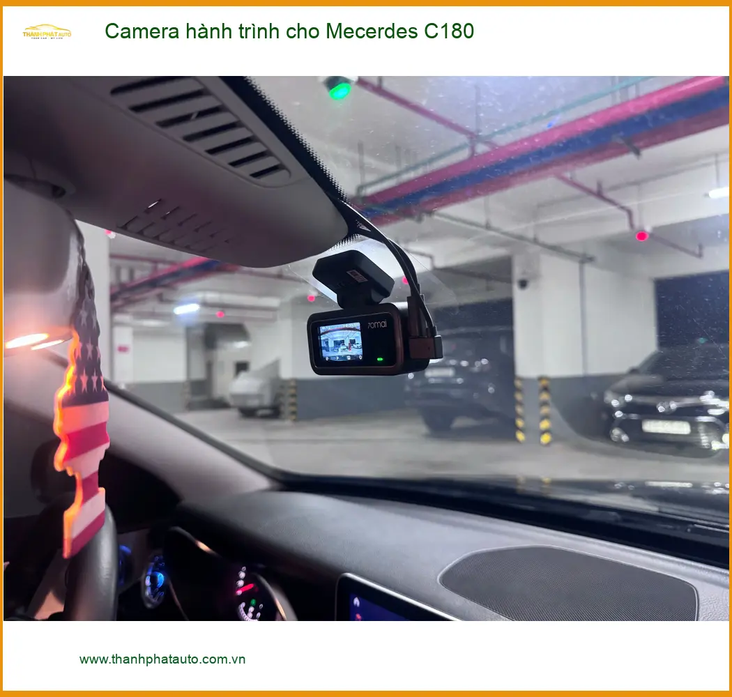 Chị Thảo lắp Camera hành trình cho Mercedes C180 tại Quận 9 ảnh thực tế 3