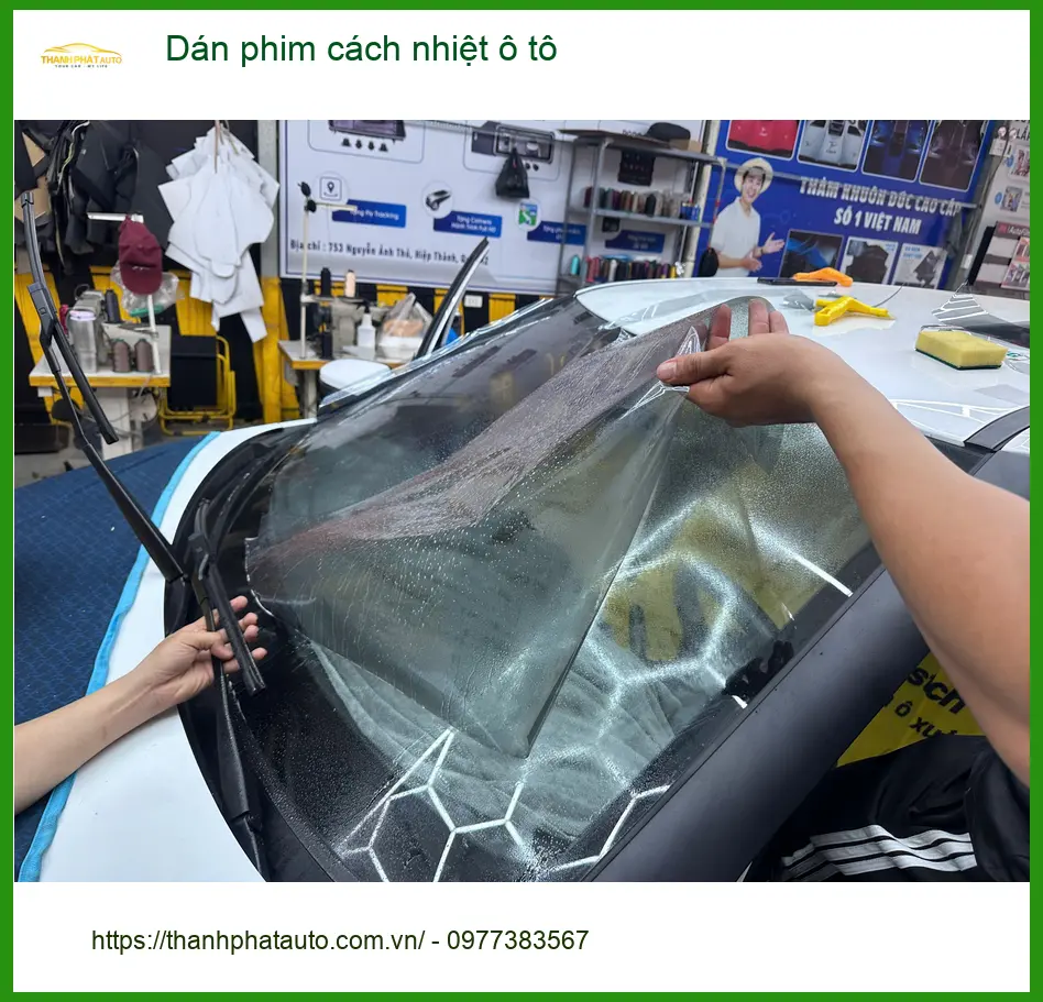 Chị Mai dán phim cách nhiệt ô tô Mazda CX5 tại Quận 12 tránh nắng gắt
