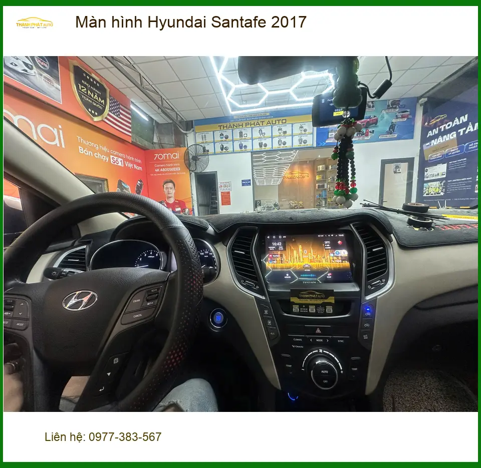 Bác Long lắp màn hình Hyundai Santafe 2017 tại Quận 12 vì màn hình cũ đã lỗi thời