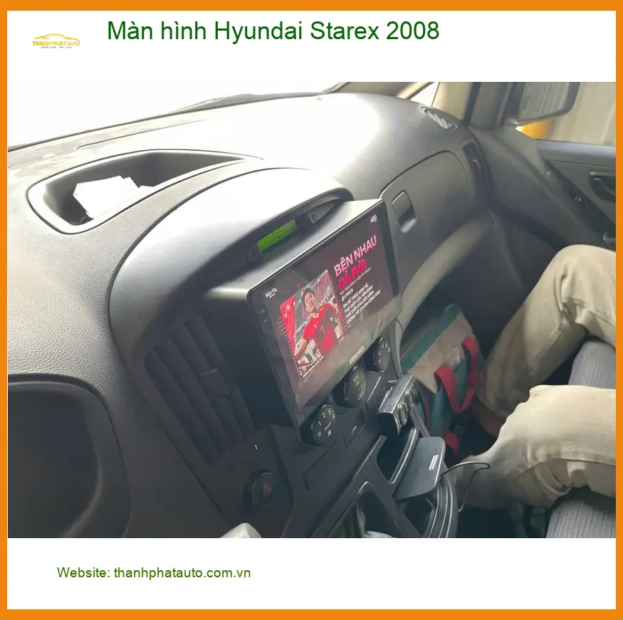Anh Tấn Lắp Màn hình Hyundai Starex 2008 Tại Quận 12 vì màn zin đã mờ