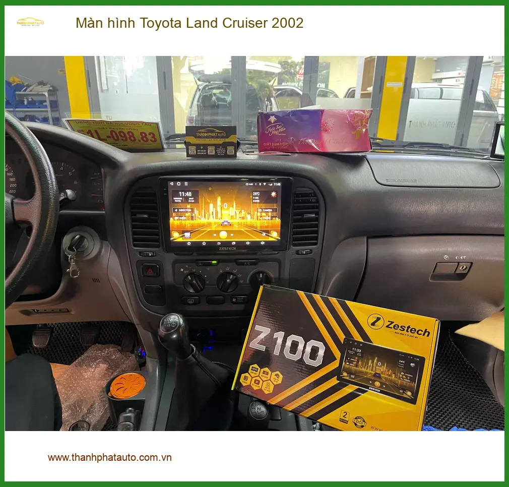 Chú Phi lắp màn hình Android cho Toyota Land Cruiser 2002 tại Quận 9 để xem bản đồ và giải trí