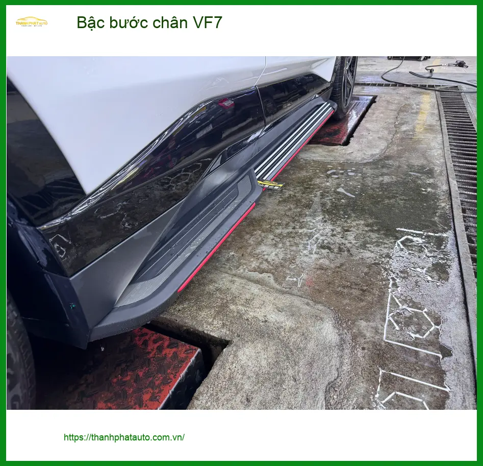 Anh Tùng lắp bậc bước chân VF7 tại Quận 9 để vợ con lên xuống xe dễ dàng hơn
