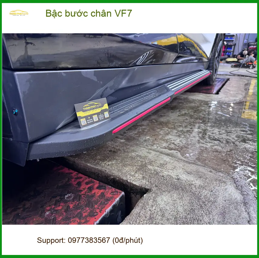 Anh Tùng lắp bậc bước chân VF7 tại Quận 9 để vợ con lên xuống xe dễ dàng hơn ảnh thực tế 4