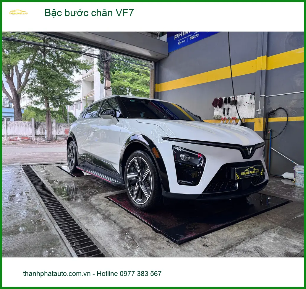 Anh Tùng lắp bậc bước chân VF7 tại Quận 9 để vợ con lên xuống xe dễ dàng hơn ảnh thực tế 5