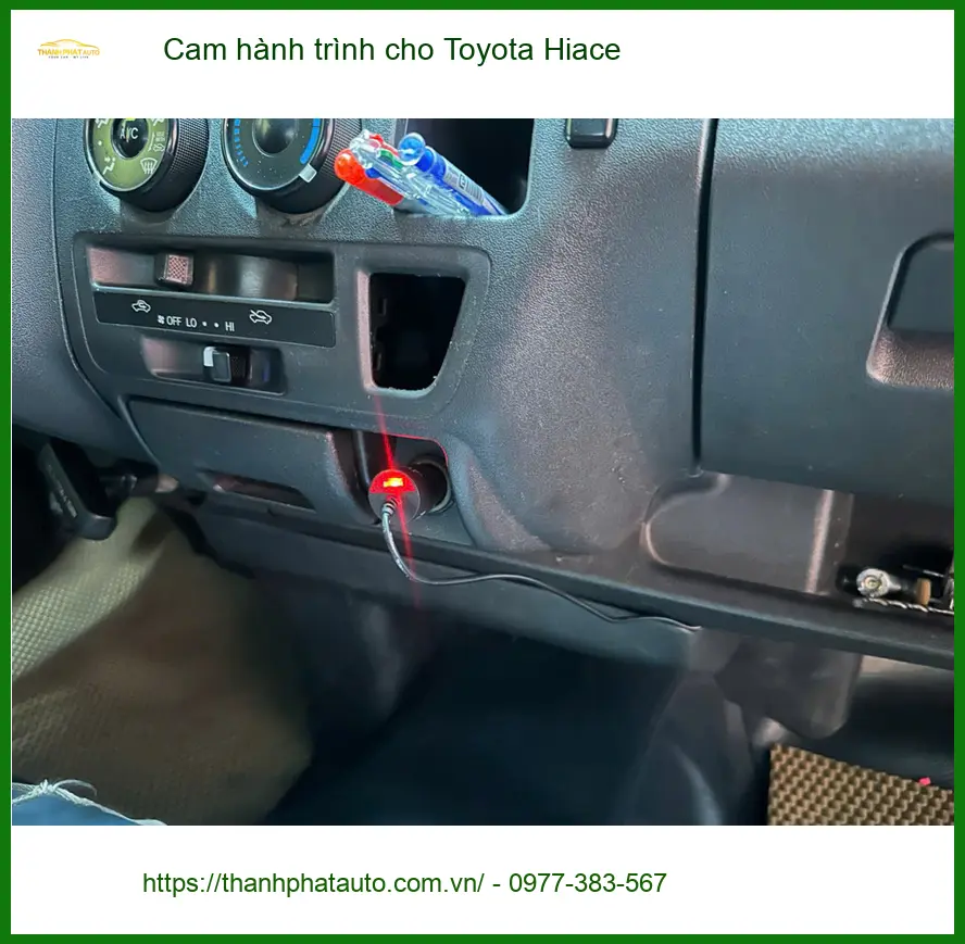 Anh Hưng lắp cam hành trình cho Toyota Hiace tại Quận 12 để an tâm hơn