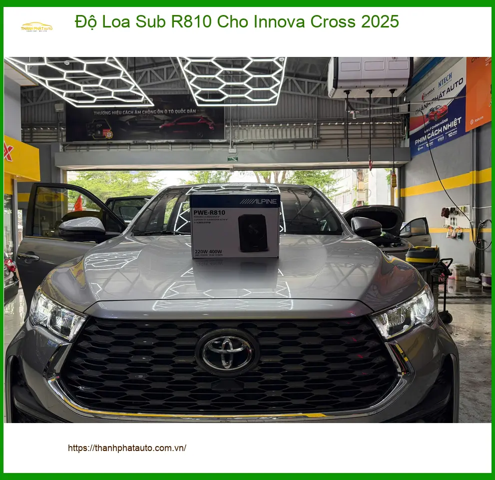 Anh Tấn Innova Cross 2025 độ Loa Sub R810 tại Quận 12 vì muốn âm thanh sống động hơn