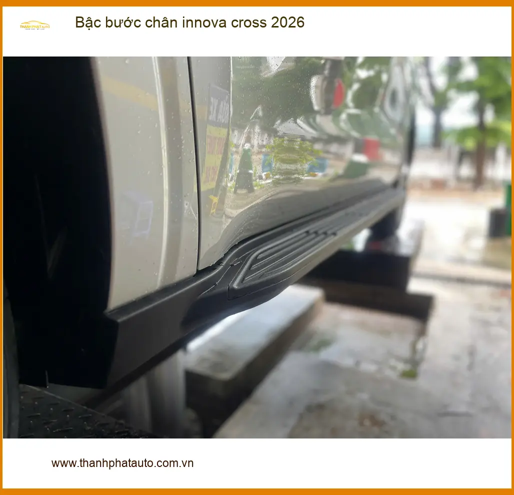Chú Minh lắp bậc bước chân Innova Cross 2026 tại Gò Vấp cho gia đình ảnh thực tế 2