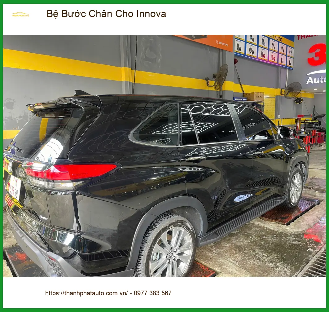 Anh Duy lắp bệ bước chân Innova tại Quận 9 để tiện di chuyển cùng gia đình. ảnh thực tế 2