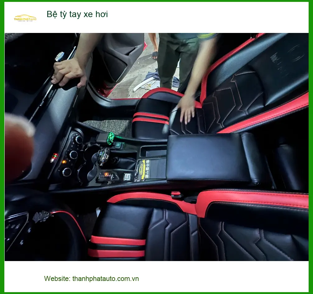 Bác Cường lắp bệ tỳ tay xe hơi Hyundai Accent tại Quận Gò Vấp để đỡ mỏi tay