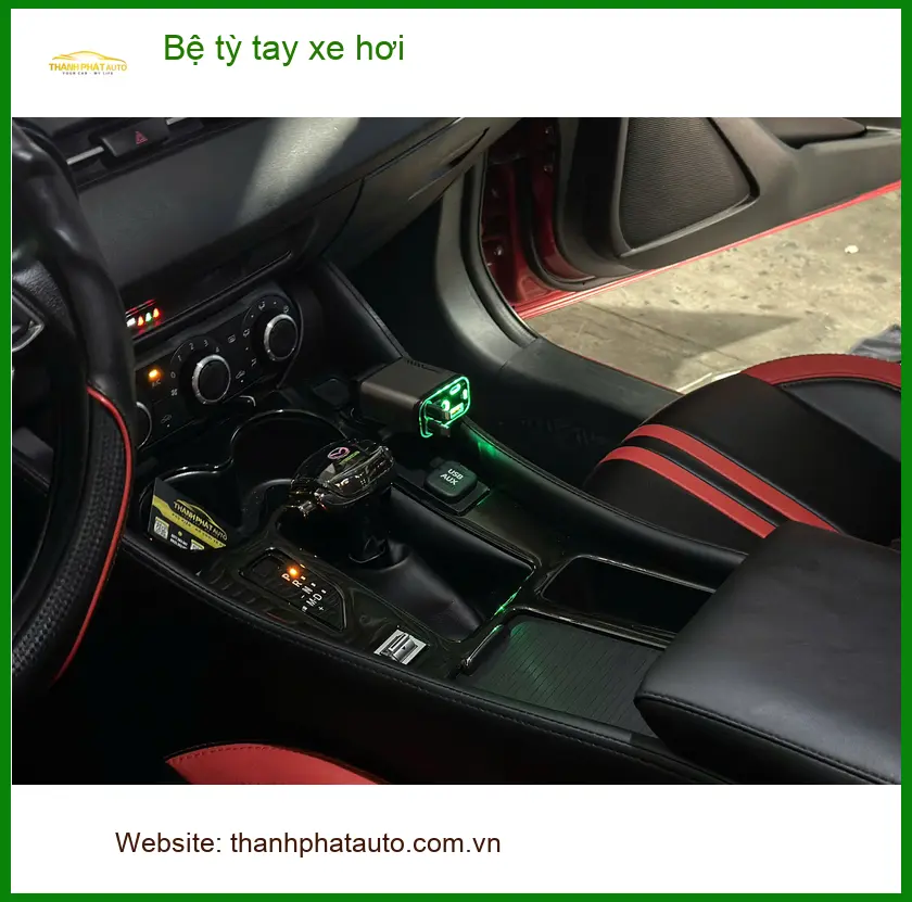 Bác Cường lắp bệ tỳ tay xe hơi Hyundai Accent tại Quận Gò Vấp để đỡ mỏi tay ảnh thực tế 4