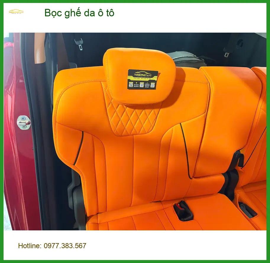 Chú Minh bọc ghế da ô tô Toyota Camry tại Quận Phú Nhuận