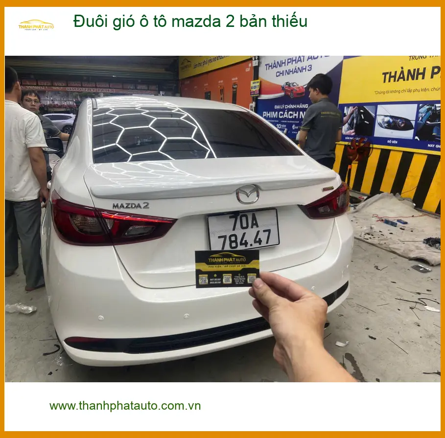 Anh Nhật lắp đuôi gió ô tô Mazda 2 bản thiếu tại Quận Gò Vấp để xe trông ngầu hơn ảnh thực tế 2
