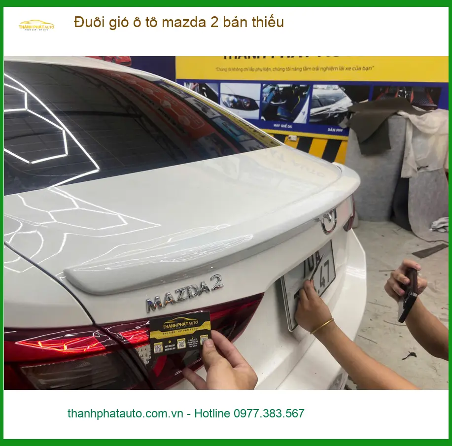 Anh Nhật lắp đuôi gió ô tô Mazda 2 bản thiếu tại Quận Gò Vấp để xe trông ngầu hơn ảnh thực tế 3